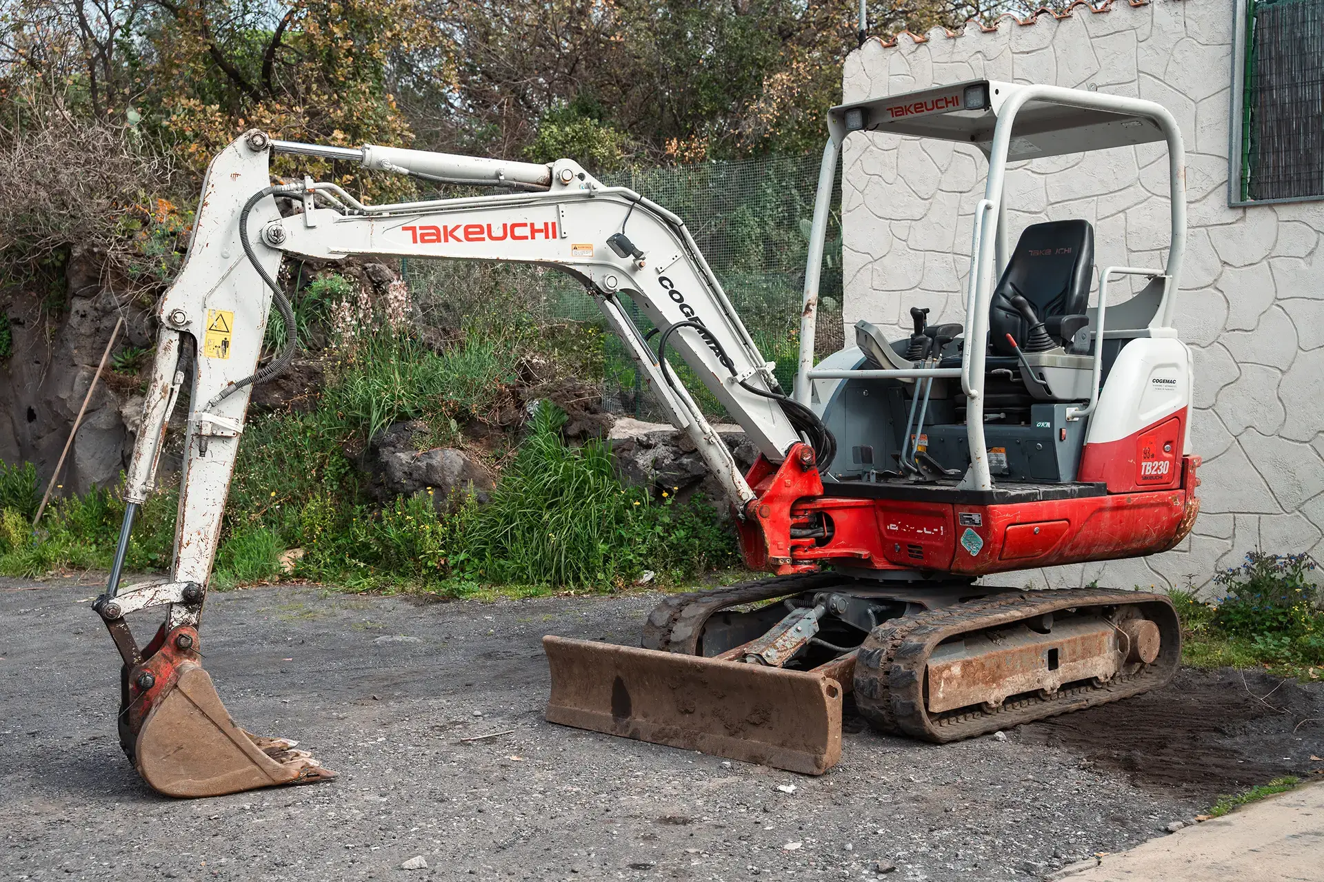Escavatore Takeuchi TB230